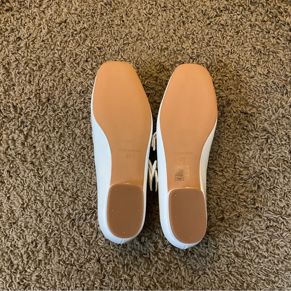 New with Box~Mod Shoes “Pippa” White Patent Leather Flat, Double Straps, Flower - Picture 9 of 12